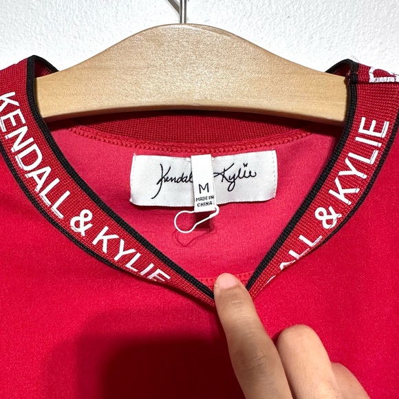 Kendall & Kylie Red Ribbed Boxy Semi Crop Top Blouse Size Medium - Picture 6 of 11